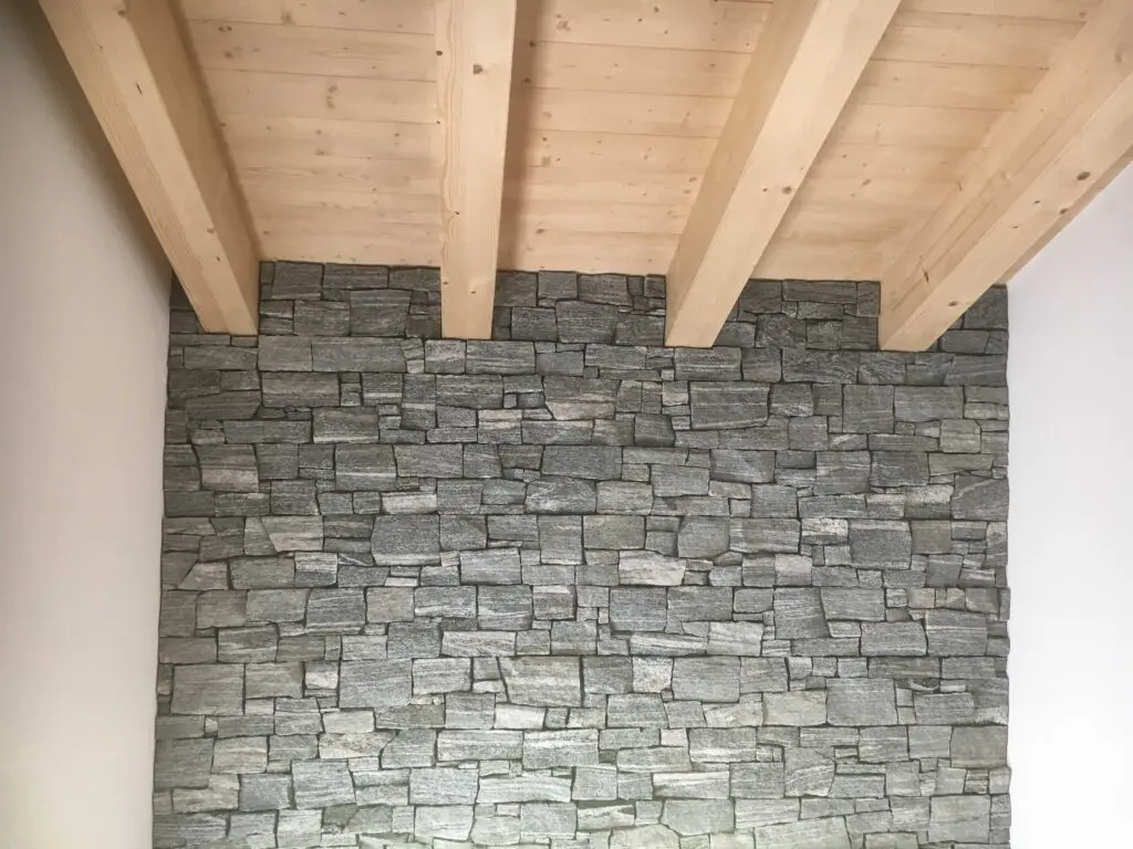 Wand aus grauem Stein mit hellem Holzdach, modernes Interieur-Design im minimalistischen Stil.