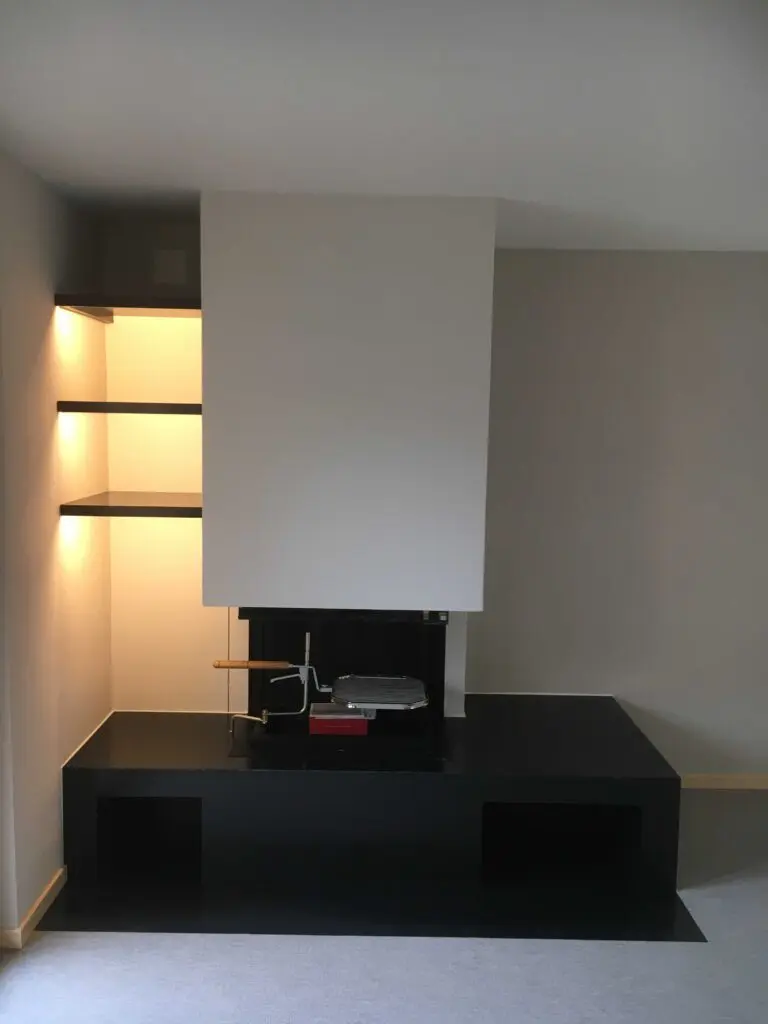 Moderner Kamin mit hellen Regalen in minimalistischem Raumdesign.