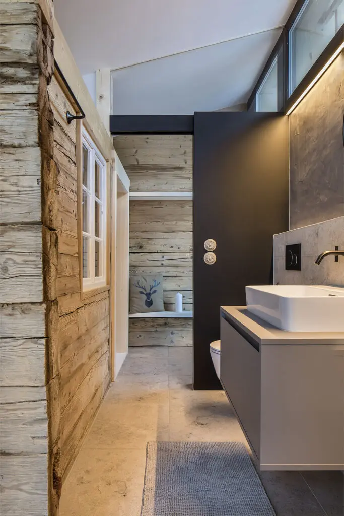 Modernes, rustikales Badezimmer mit Holzarbeiten und Waschbecken im skandinavischen Design.